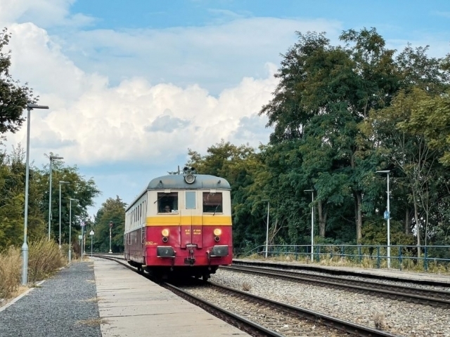 Pražský motoráček bude jezdit dalších pět let/ ROPID