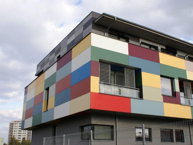 Nové fasádní obklady dotvářejí vzhled domu, foto Praha Press