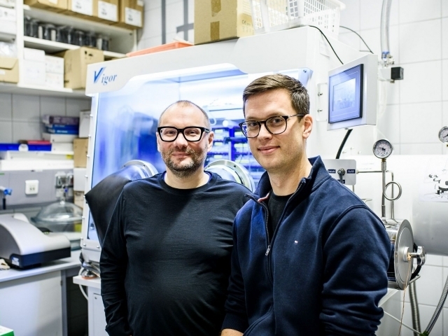 Dr. Petr Cígler, vedoucí vědecké skupiny Syntetická nanochemie, a Dr. Michal Gulka, první autor studie (Foto: Tomáš Belloň/ÚOCHB) Dr. Petr Cígler, vedoucí vědecké skupiny Syntetická nanochemie, a Dr. Michal Gulka, první autor studie (Foto: Tomáš Belloň/ÚOCHB)