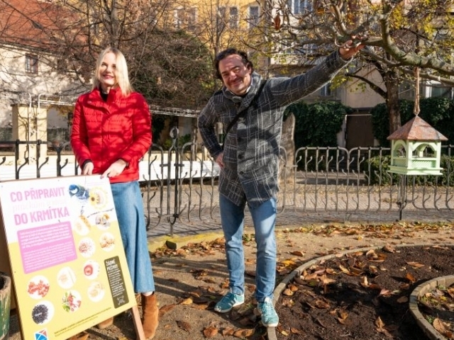 Z nově nainstalované informační tabule se občané dozvědí, jak ptáky správně přikrmovat. Foto: Úřad městské části Praha 1