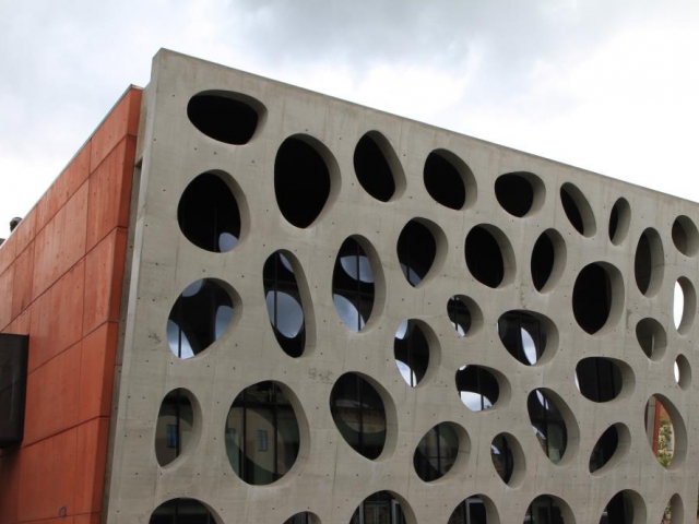 Betonová fasáda o rozměrech 21,8 m x 13,8 m x 0,6 m byla vytvořena bez jediné pracovní spáry, foto Českomoravský beton, a.s.