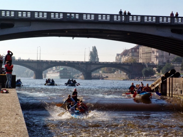 Vodácká akce na Vltavě. Napříč Prahou – přes tři jezy, foto Helena Křenková