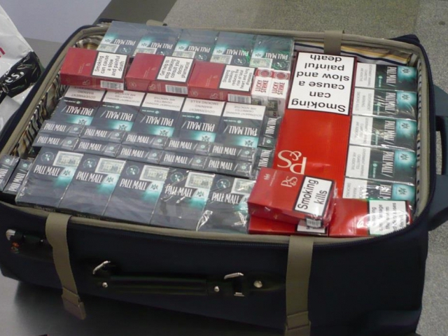 Zavazadla plná neokolkovaných cigaret, foto Celní úřad Praha Ruzyně