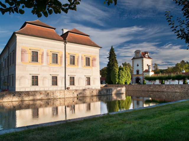 V meziročním srovnání se může nejvyšším vzestupem návštěvnosti (o 29 procent) pyšnit zámek Kratochvíle, jehož krásy obdivovalo 36 696 zájemců. Foto NPÚ