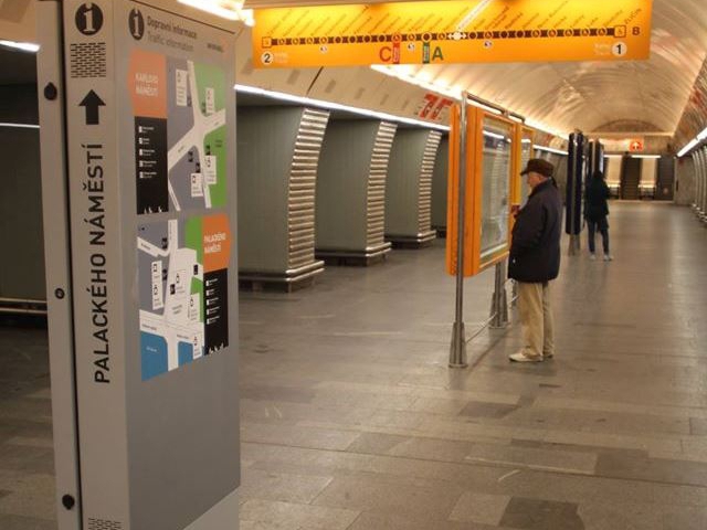 Moderní dotykové panely v  metru usnadní orientaci a informovanost cestujících, foto DPP