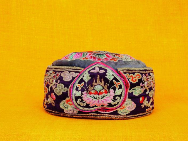 Čapka, konec 19. století, Národní muzeum otevírá novou výstavu Bhútán – země blízko nebe. Foto Národní muzeum