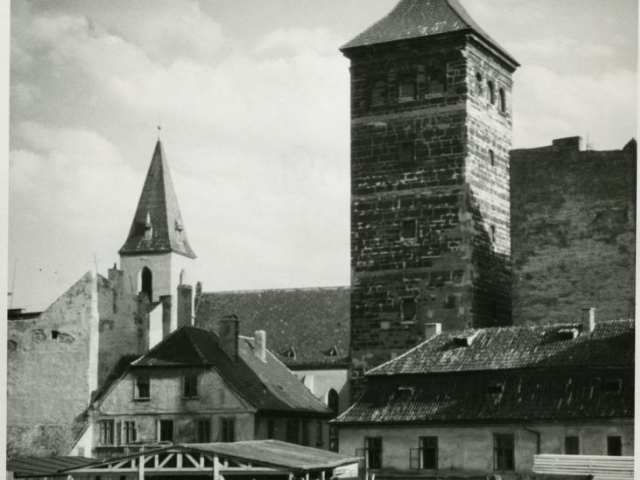 Novomlýnská vodárenská věž a okolí na snímku Jana Zemana z roku 1951