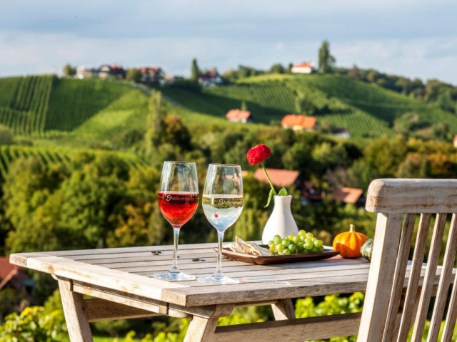 Tradiční občerstvení na štýrské vinici © Steiermark Tourismus / Harry Schiffer