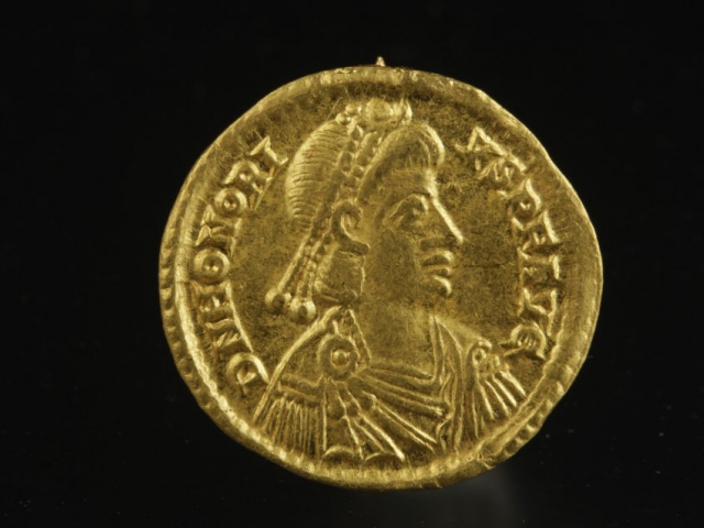 Praha-Zličín - zlatá spona vyrobená z mince-ze solidu císaře Honoria. Foto Muzeum hlavního města Prahy