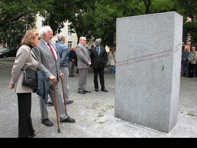 Na Řezáčově náměstí byl odhalen pomník básníka Rilkeho, foto ÚMČ Praha 7