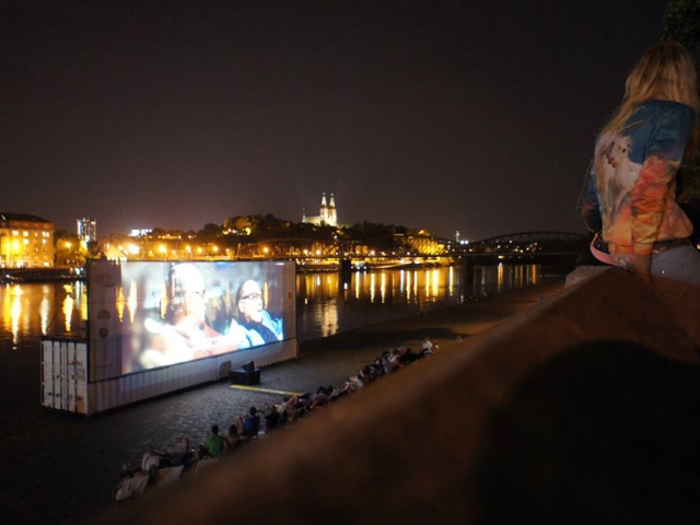 Výletní kino Smíchov u břehu Vltavy bude promítat až do konce září, foto Výletní kino Smíchov