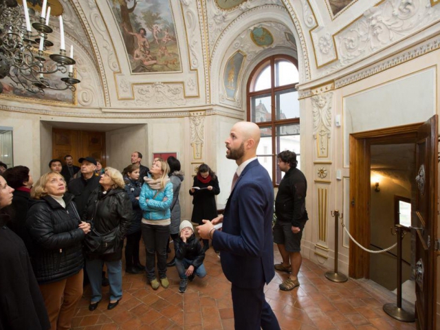 Návštěvníci v Audienční síni Valdštejnského paláce. Foto Senát PČR