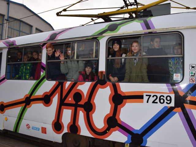 Do pražských ulic vyjede tramvaj s motivem 140 let MHD od vítězných gymnazistů. Foto: DPP