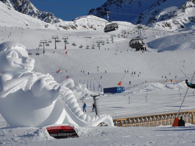 Díky sněhovým sochám se lyžařské středisko promění ve venkovní galerii, foto © TVB Paznaun – Ischgl