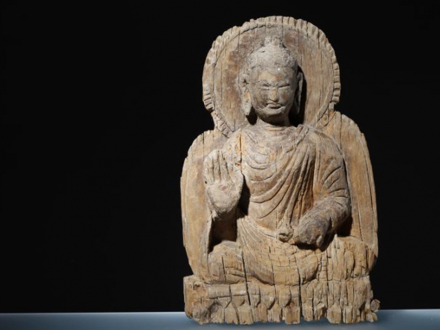Plastika Buddhy sedícího v poloze lotosového květu; Dřevo, Mes Ajnak, 5.–7. století po Kr. Foto Národní muzeum