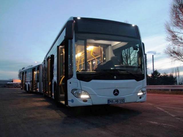 Po Praze se projede nejdelší dvoučlánkový evropský autobus. Otestuje trasu na letiště. Foto DPP