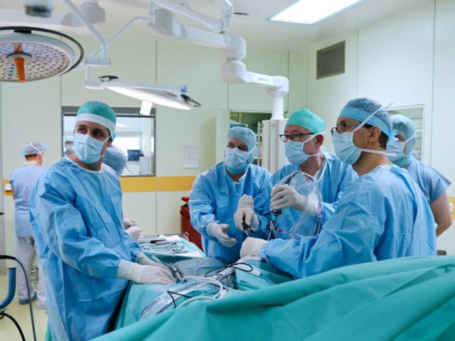 Motolští lékaři přichází s revoluční metodou v léčbě poškozených menisků. Foto Fakultní nemocnice v Motole