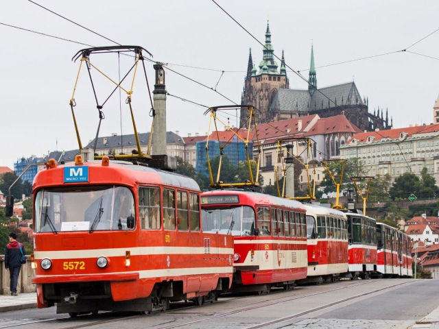 Populární mazací tramvaj „Mazačka“ se vrátí na koleje v červenci. Foto DPP