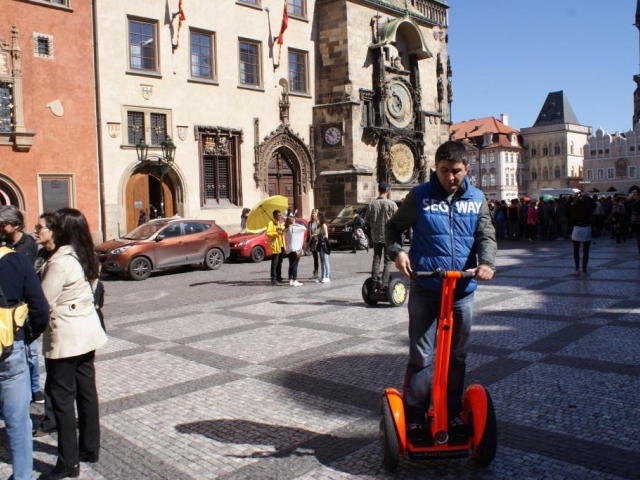 Praha připravuje návrh nařízení omezující provoz Segway. Foto Praha Press