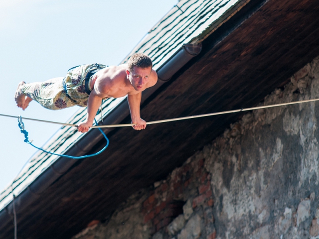 Na hradě Kost bude mezinárodní festival v balancování, chození a skákání na laně