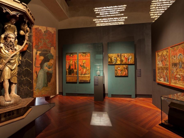 Výstavu Císař Karel IV. 1316–2016 vidělo ve Valdštejnské jízdárně již 50 tisíc návštěvníků. Foto Národní galerie