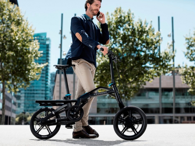 První skládací jízdní kolo s elektromotorem nabízí Peugeot. Foto Peugeot
