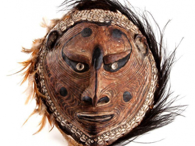 Z hlíny vymodelovaná tvář předka na želvím krunýři. Tvář zdobená malovanými geometrickými tvary. Foto Národní muzeum