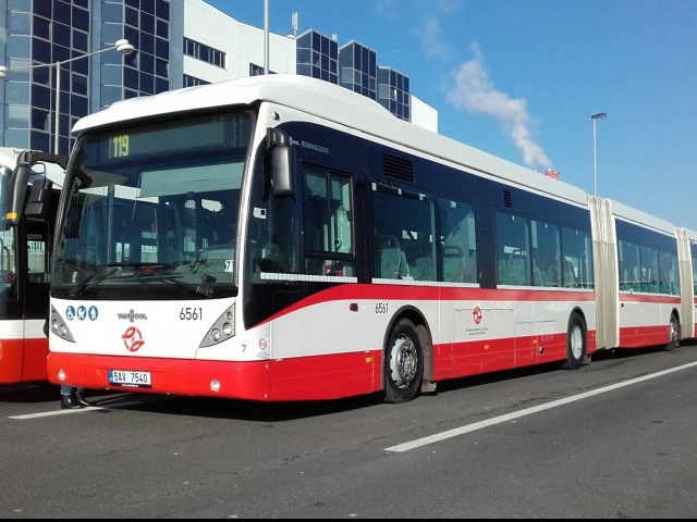 Tříčlánkový autobus Van Hool vyjel na pražské silnice, foto DPP