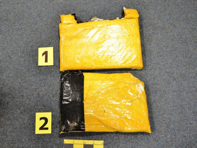 Celníci odhalili dvojité dno kufru a heroin, foto Celní úřad Praha Ruzyně