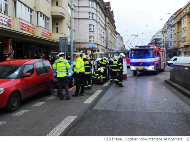 Hasiči, záchranáři a policisté řešili dopravní nehodu na Vinohradech, foto HZS Praha
