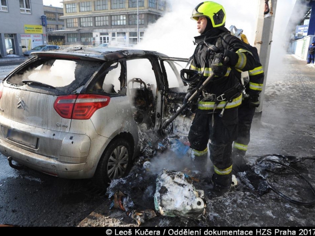 Pražští hasiči likvidovali požáry automobilů, foto Leoš Kučera, Generální ředitelství Hasičského záchranného sboru ČR