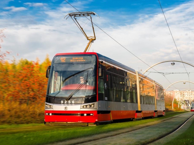 Dvoustý dodaný tramvajový vůz 15T bude pojmenován po olympijském vzpěrači. Foto DPP