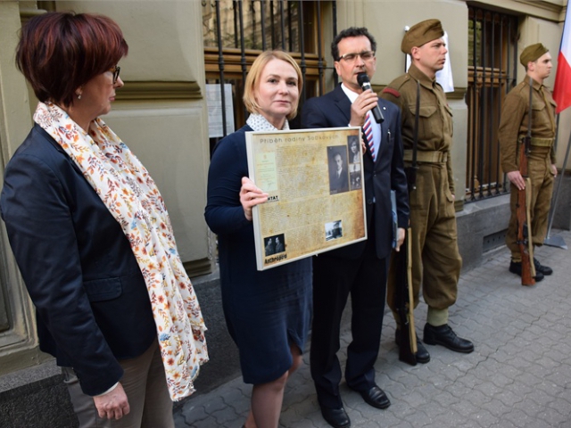 V Italské ulici byly odhaleny pamětní desky hrdinům z dob heydrichiády. Foto ÚMČ Praha 2