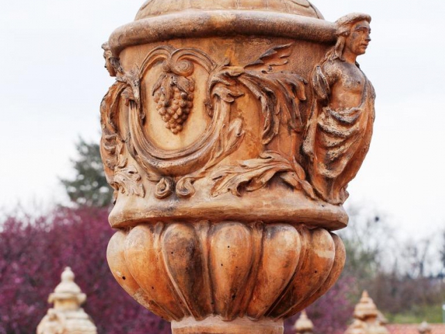 Dekorativní váza na ohradní zdi, terasa Trojského zámku, foto Tomáš Souček