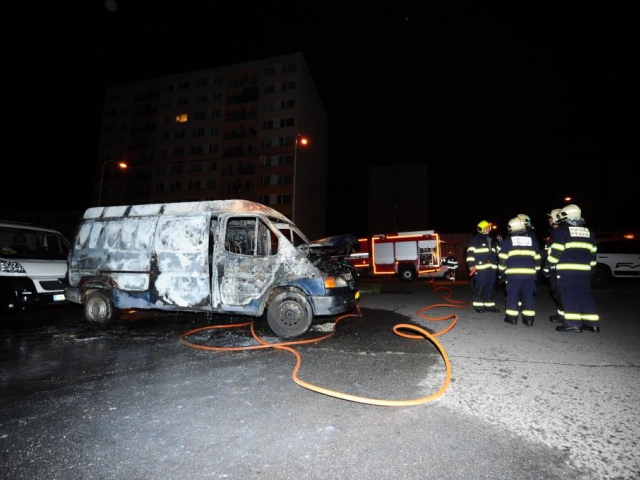 Hasiči z Chodova zasahovali u požáru vozidel, foto HZS Praha