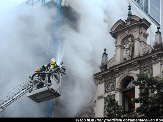 Požár lešení hotelu na Václavském náměstí. Foto Jan Kostík