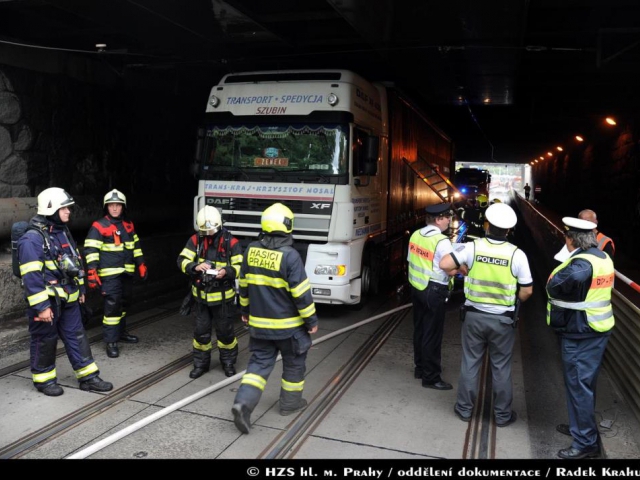 Jednotky pražských hasičů likvidovaly požár kamionu, foto Radek Krahulík
