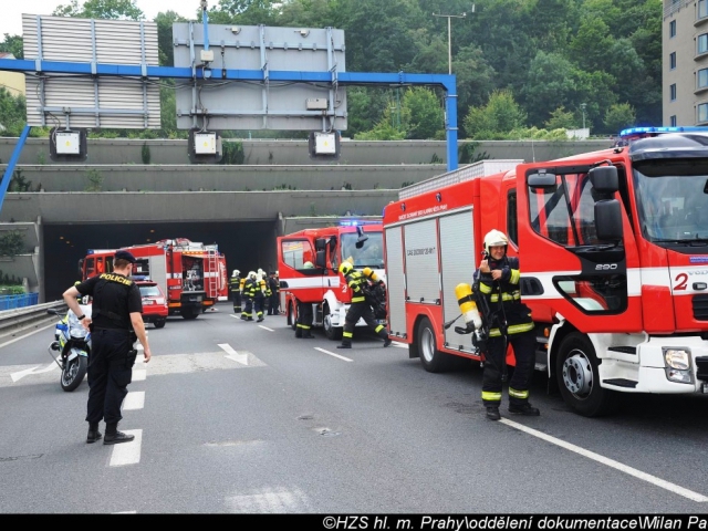 Ve Strahovském tunelu hořel osobní automobil, foto 