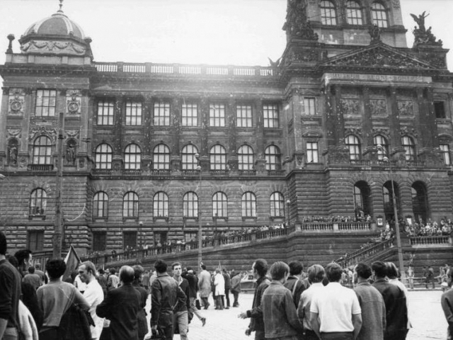 Střely ze srpna 1968 budou na fasádě Historické budovy Národního muzea viditelné i po její rekonstrukci. Foto: p. Kříž