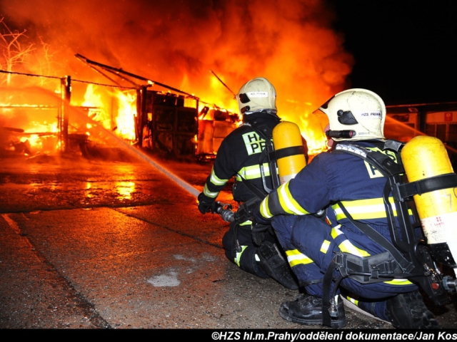 V Praze 10 hořela hala, na místě zasahovalo deset jednotek hasičů. Foto Jan Kostík