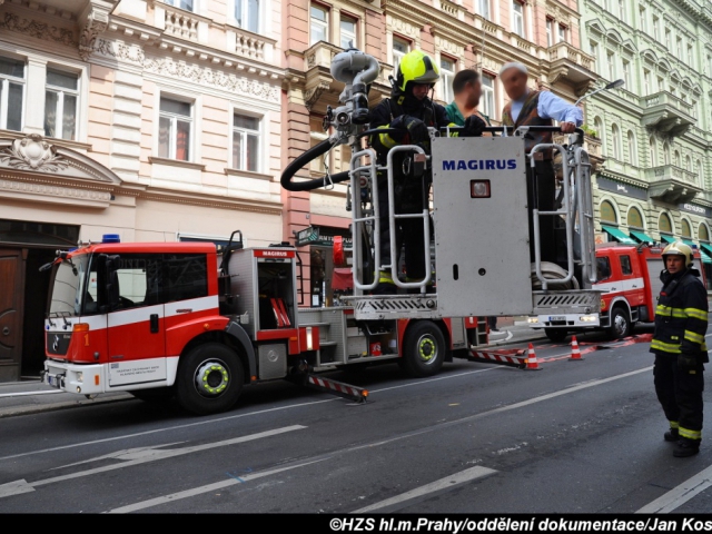 V činžovním domě na Praze 2 hasiči zachránili čtyři osoby. Foto Jan Kostík