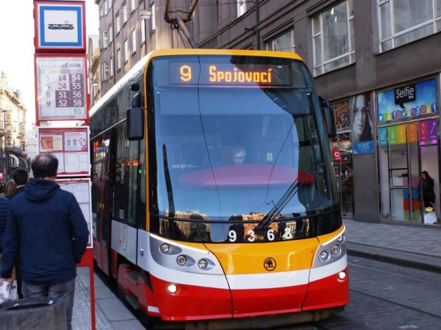 Omezit zpožďování, zrychlit tramvaje a autobusy je cílem DPP. Foto Praha Press