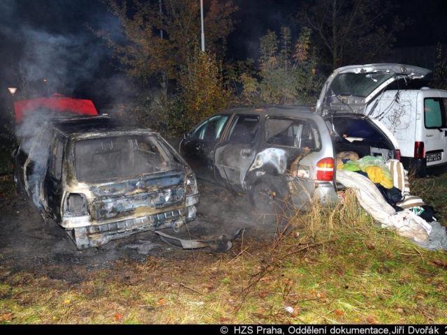Noční požár poškodil tři vozidla v pražských Stodůlkách. Foto Jiří Dvořák