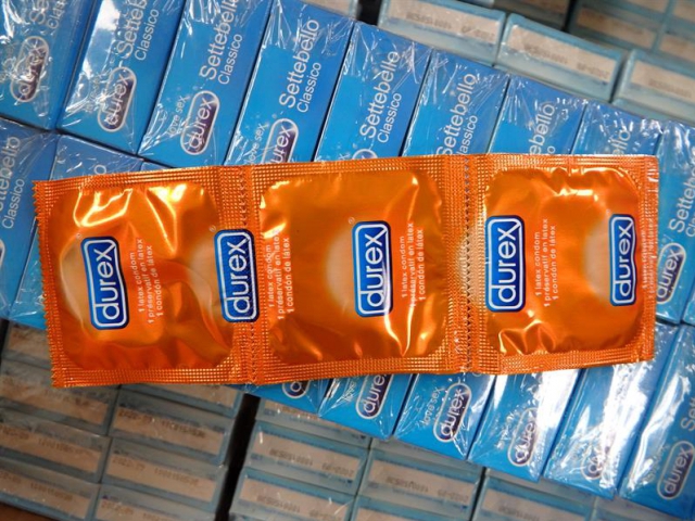 Ruzyňští celníci zajistili 2 tuny padělků kondomů, foto Celní úřad Praha Ruzyně