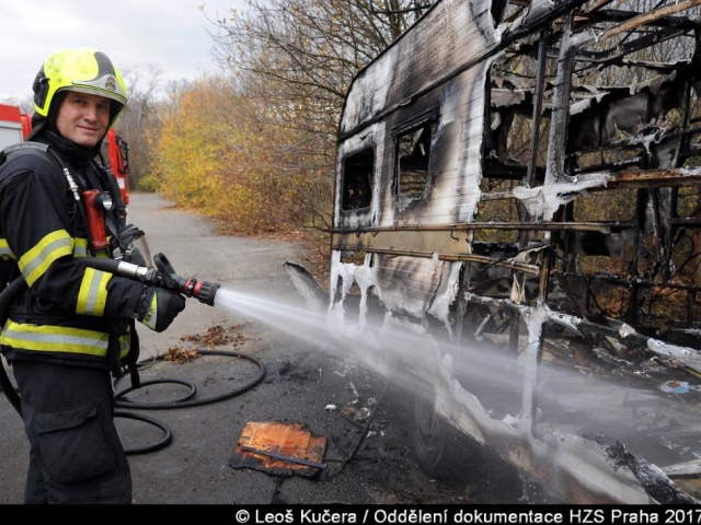 Požár karavanu na Praze 10 likvidovali hasiči ze Strašnic, foto Leoš Kučera