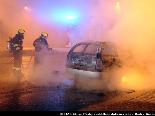 Hasiči z Prahy 8 zasahovali u požáru osobního auta, foto Radek Krahulík