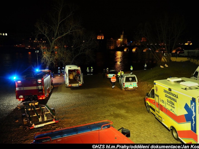 Hasiči zasahovali při vyhledávání osoby ve Vltavě. Foto Jan Kostík