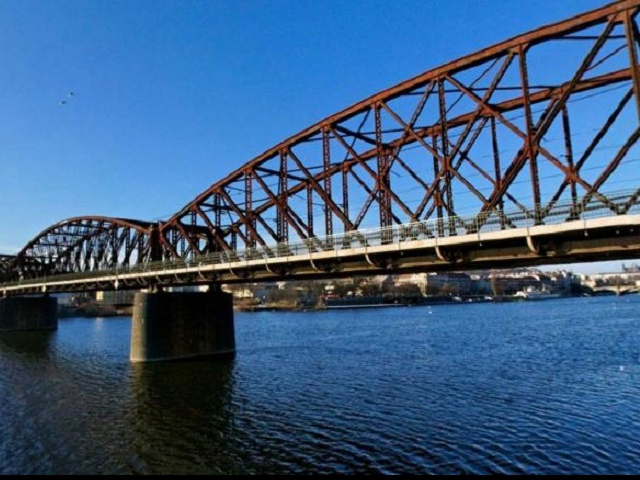Lávka pro pěší na železničním mostě na Výtoni bude uzavřena. Foto: http://virtualni.praha.eu
