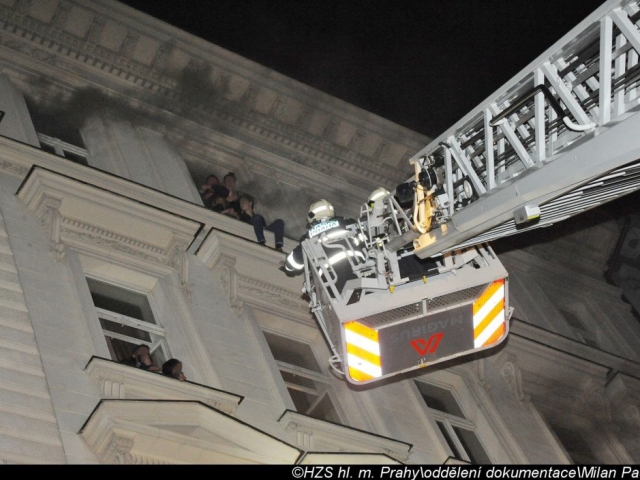 Při požáru v pražském hotelu zemřeli čtyři lidé. Foto Milan Paclík, HZS Praha