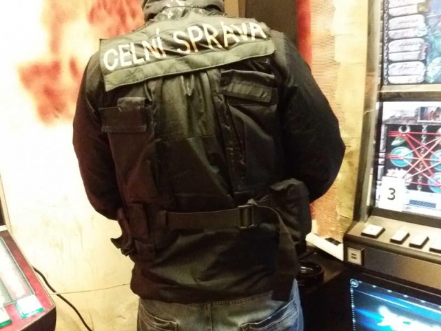 Pražští celníci uzavřeli opakovaně nelegální hernu v Praze 4, foto Celní úřad pro hlavní město Prahu